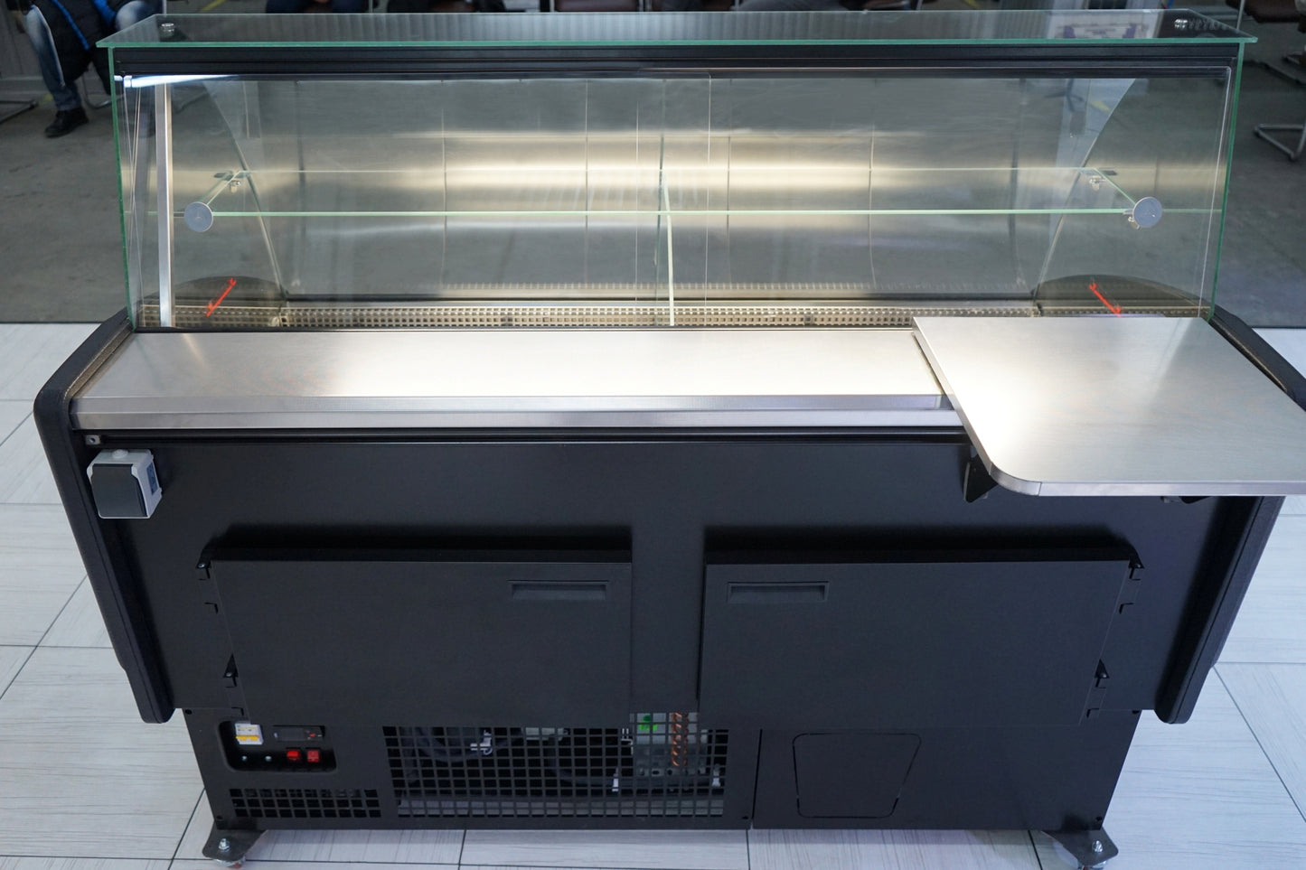 Kühltheke RHEA 1090 mm schwarz, LED-Beleuchtung, gekühlter Unterbau