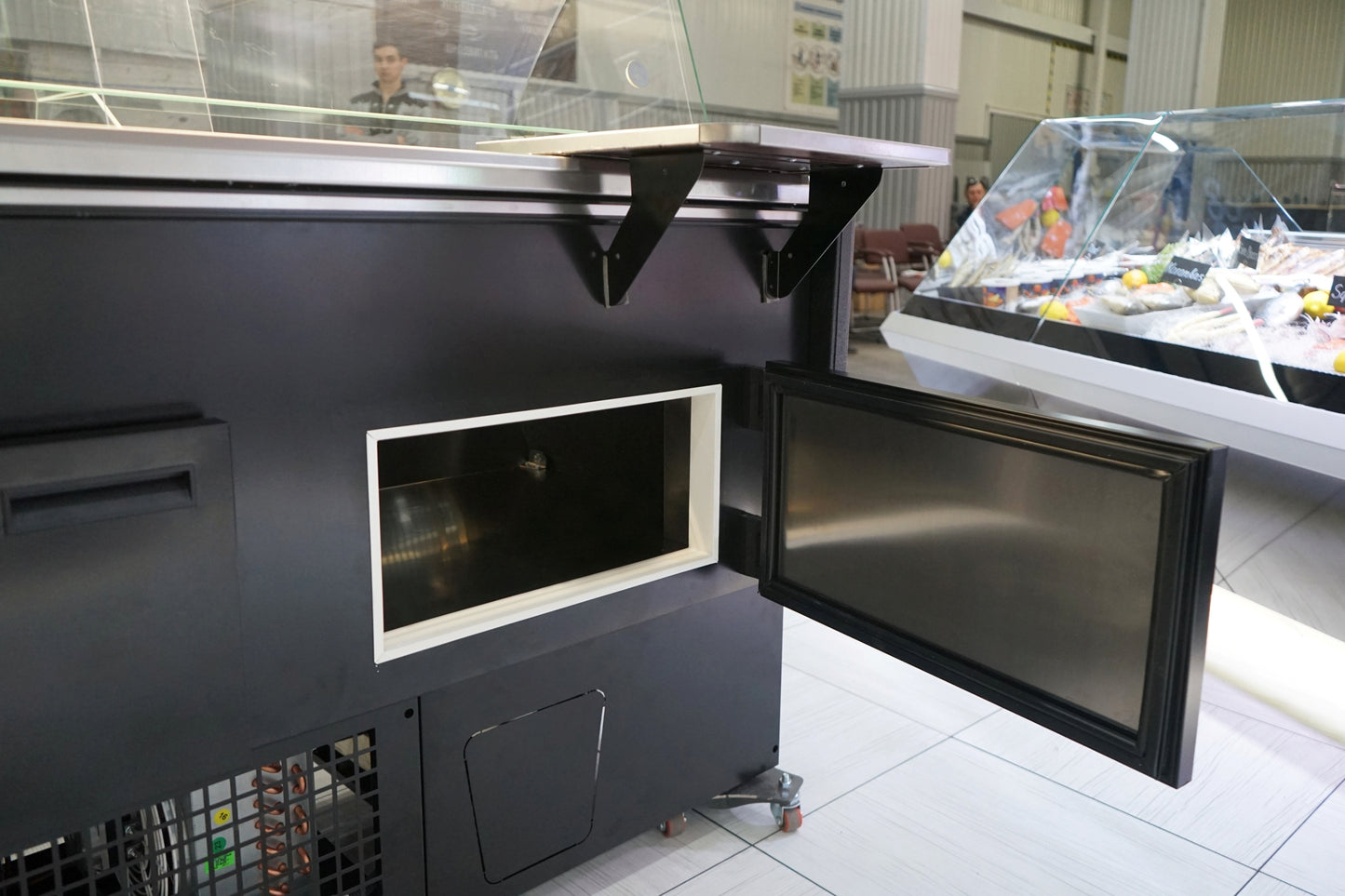 Kühltheke RHEA 1090 mm schwarz, LED-Beleuchtung, gekühlter Unterbau