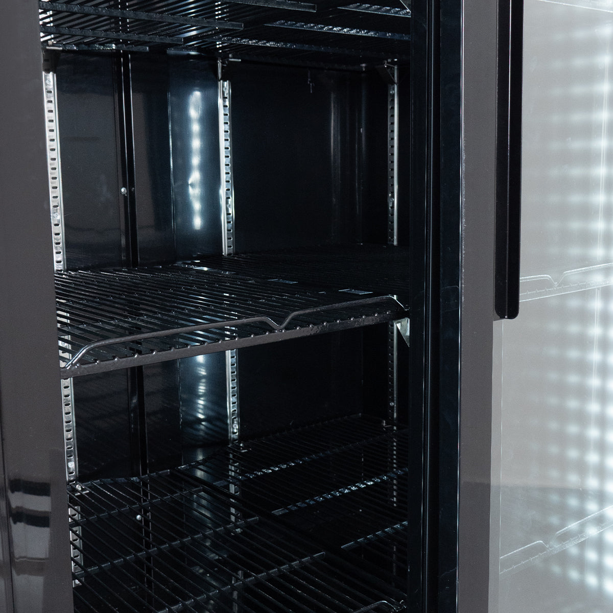 Getränkekühlschrank ECO 630 mit Leuchtaufsatz und Schiebetüren