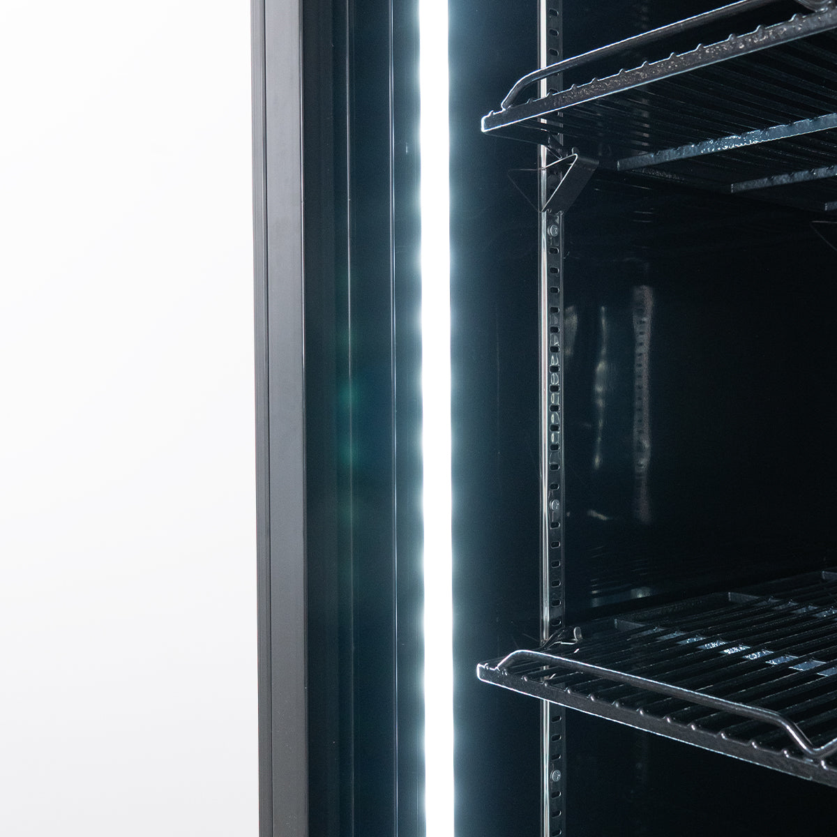 Getränkekühlschrank ECO 630 mit Leuchtaufsatz und Schiebetüren