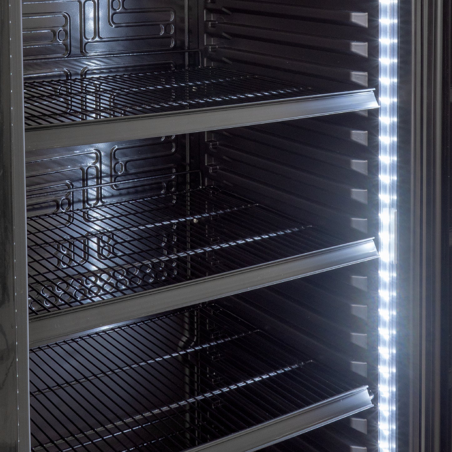 Getränkekühlschrank GKS-230, 230 Liter Kühlraumvolumen, 4 verstellbare Einlegeböden, Innenbeleuchtung, Abschließbar, Schwarz